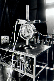 This polarimeter designed in the Natuurkundig Laboratorium (Groningen University) was used to measure the longitudinal polarisation of beta-decay of 60Co, 32P, and 170Tm, 1957.